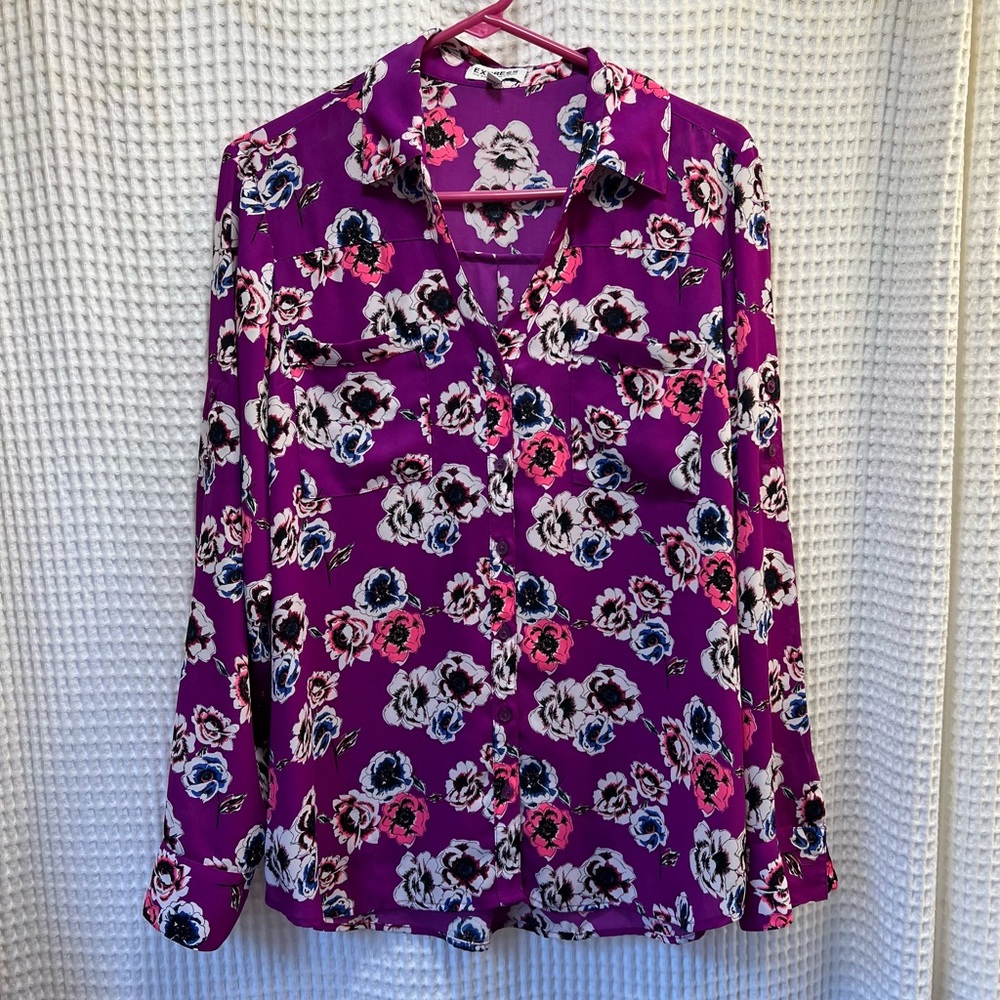 Women’s button front floral blouse.